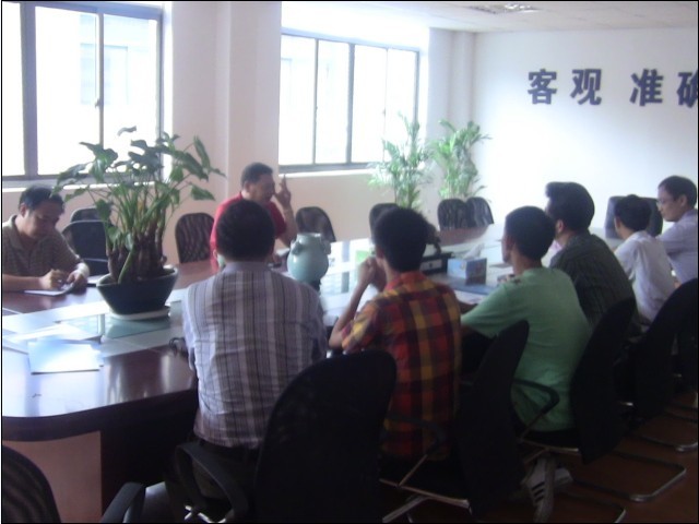 何董事長(zhǎng)與客人在會(huì)議洽談