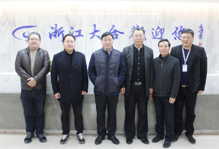 董事長與各位領(lǐng)導(dǎo)合影